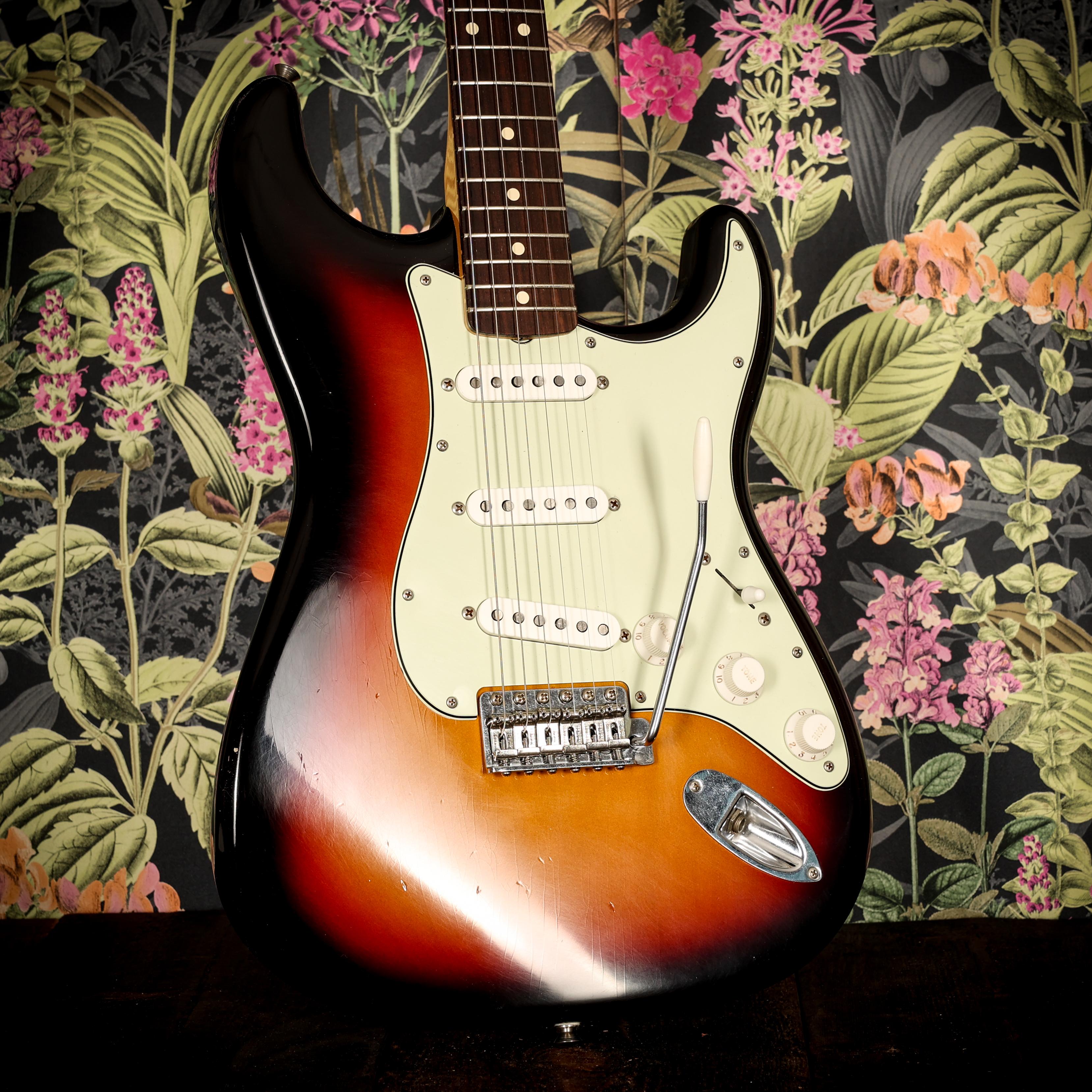匠 Fender Road Worn 60s Stratocaster① Fender FSR Road Worn '60s Stratocaster in Three Colour Sunburst